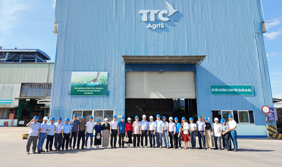 lanh-dao-2-dia-phuong-tham-quan-cong-ty-co-phan-nong-nghiep-agris-gia-lai.jpg