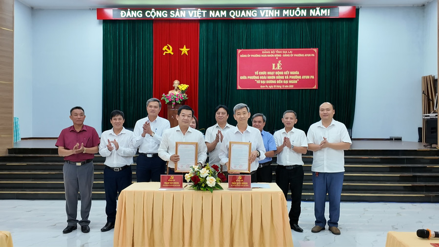 lanh-dao-2-phuong-hoai-nhon-dong-va-ayun-pa-ky-ket-va-trao-ban-ky-ket-nghia.jpg