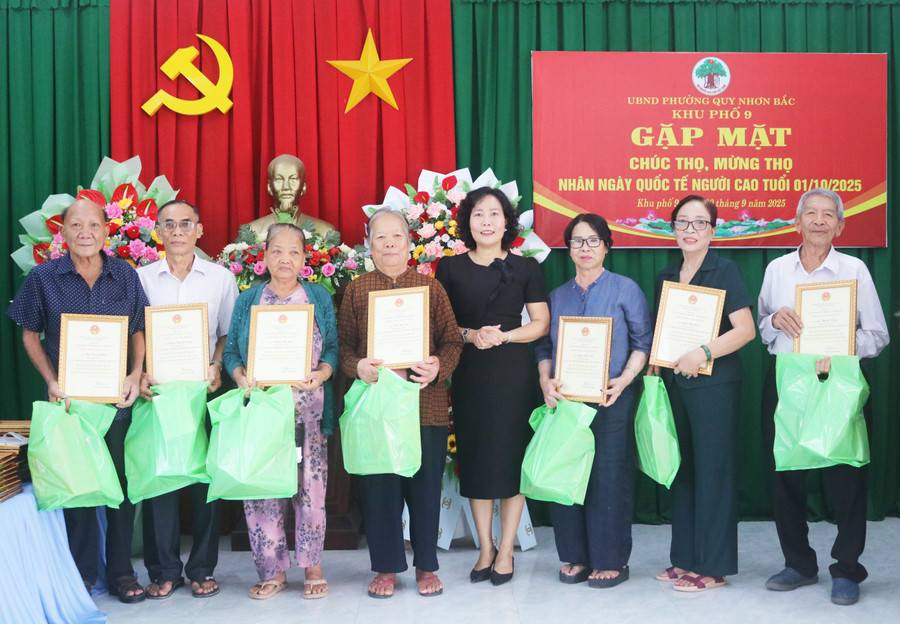 Đại diện lãnh đạo phường Quy Nhơn Bắc tặng quà cho người cao tuổi. Ảnh: Nguyễn Nguyệt phuong-quy-nhon-bac-to-chuc-gap-mat-chuc-tho-mung-tho-nguoi-cao-tuoi-anh-nguyen-nguyet.jpg