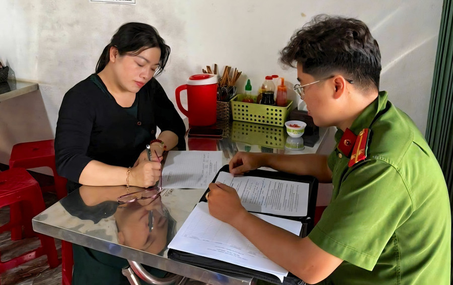 Đại diện hộ kinh doanh ăn uống dọc bờ kè suối Hội Phú ký cam kết không lấn chiếm vỉa hè, lòng đường. Ảnh: B.B cong-an-phuong-hoi-phu-tuyen-truyen-ky-cam-ket-voi-cac-ho-kinh-doanh-an-uong-doc-bo-ke-suoi-hoi-phu-khong-lan-chiem-via-he-long-duong.jpg