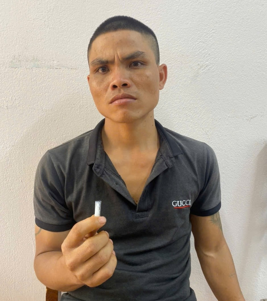 Đối tượng Kăn và tang vật. Ảnh: N.G 1j0gjeish-3e9gi2.jpg