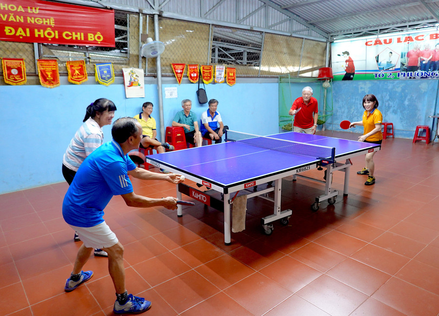Tập luyện thể dục thể thao thường xuyên giúp cơ thể tăng khả năng miễn dịch. Ảnh: M.T hang-ngay-cac-thanh-vien-clb-bong-ban-to-dan-pho-2-phuong-hoa-lu-deu-tap-trung-ve-hoi-truong-to-dan-pho-de-tap-luyen-vui-choi-the-thao-anh-moc-tra.jpg