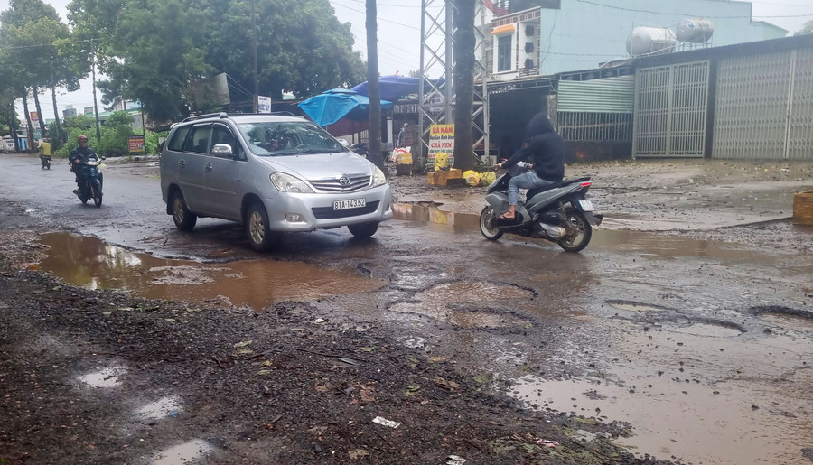 Đoạn đường dẫn vào Khu Công nghiệp Trà Đa bị xuống cấp. Ảnh: K.P nhieu-ho-sau-tu-20-40cm-gay-nguy-hiem-cho-phuong-tien-luu-thong.jpg