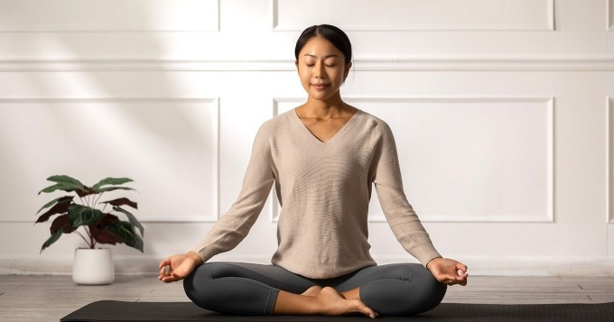 Thiền định, hít thở sâu... mỗi sáng là cách hữu ích giúp xoa dịu cơ thể, nhờ đó kiểm soát việc ăn uống trong ngày dễ dàng và hiệu quả hơn. Ảnh: Internet Thiền định, hít thở sâu... mỗi sáng là cách hữu ích giúp xoa dịu cơ thể, nhờ đó kiểm soát việc ăn uống trong ngày dễ dàng và hiệu quả hơn. Ảnh: Internet