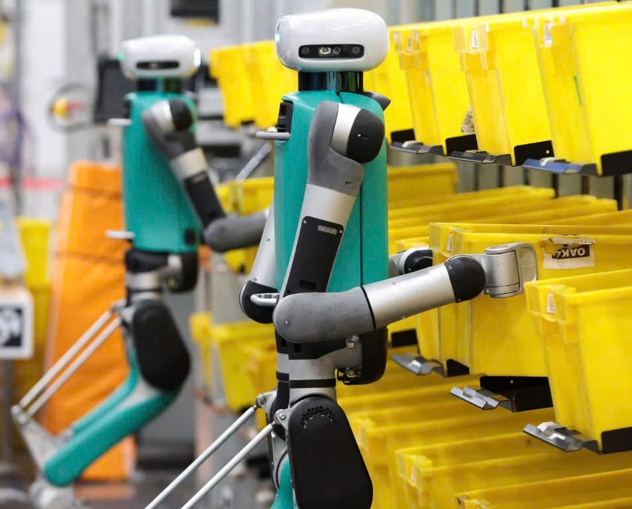 Robot 2 chân di chuyển container trong một cuộc trình diễn của Amazon vào năm 2023. Ảnh: Getty Images/Nguồn: baovanhoa.vn z6677758984940-b30a1aecad4e447db0c61d098f347e73.jpg
