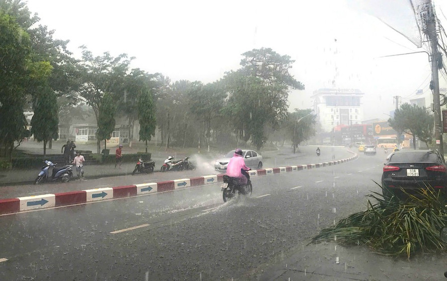 Dự báo từ hôm nay đến sáng 24-10, trên địa bàn tỉnh Gia Lai có mưa vừa đến mưa to, có nơi mưa rất to và giông. Ảnh minh họa: M.T du-bao-mua-lon-tren-khu-vuc-tinh-gia-lai.jpg