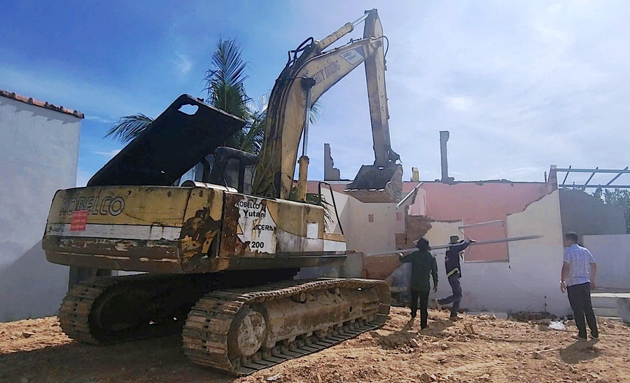 Lực lượng chức năng tiến hành cưỡng chế tháo dỡ nhà trên đất của bà Nguyễn Thị Xíu. Ảnh: Xuân Vinh luc-luong-chuc-nang-tien-hanh-cuong-che-thao-do-nha-tren-dat-cua-ba-nguyen-thi-xiu-anh-xuan-vinh.jpg