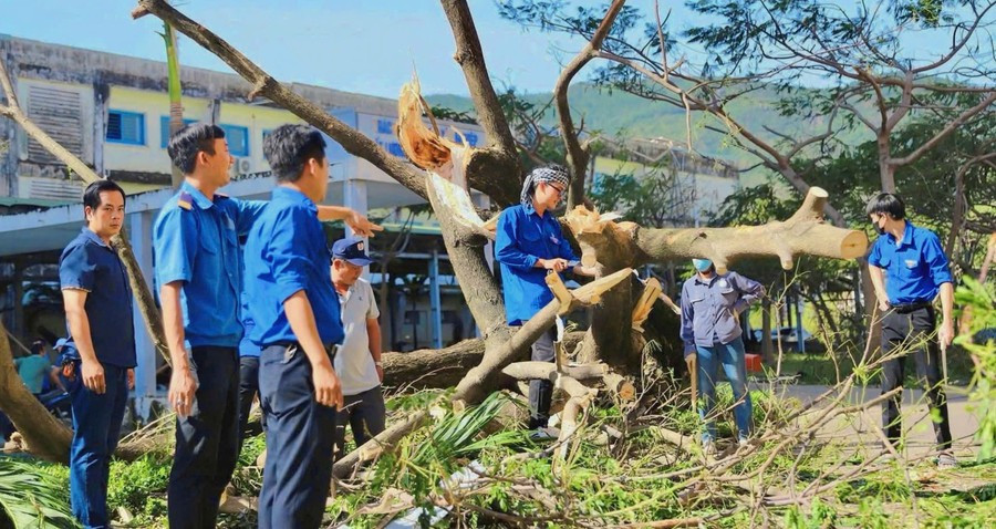 thanh-nien-gia-lai-xung-kich-giup-khac-phuc-sau-bao-3.jpg