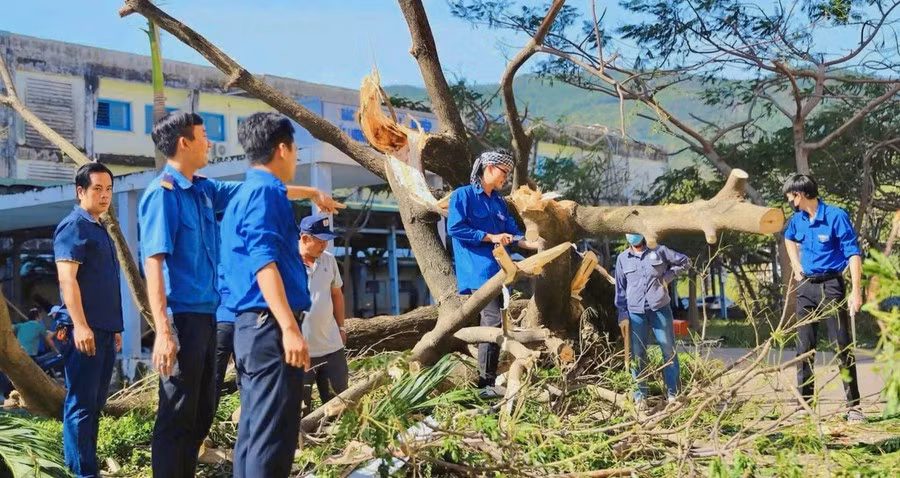 thanh-nien-gia-lai-xung-kich-giup-khac-phuc-sau-bao-3.jpg
