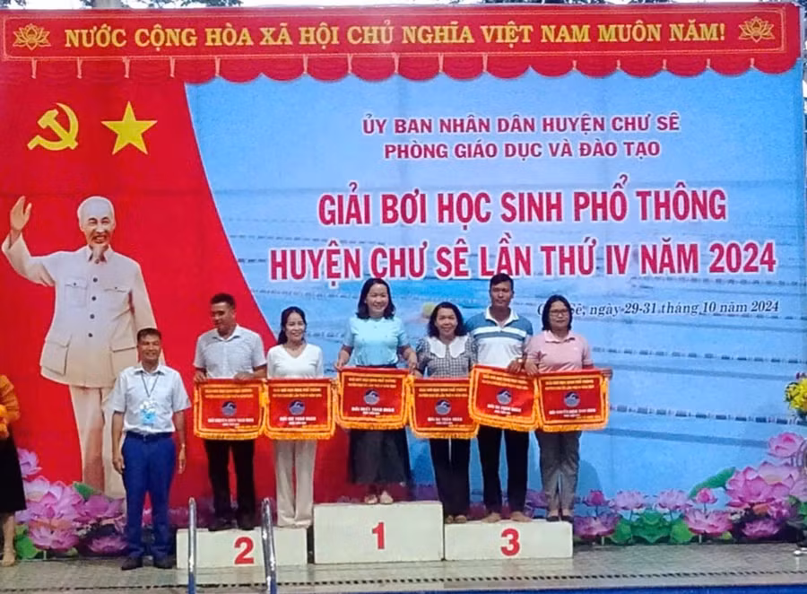 ban-to-chuc-trao-giai-cho-cac-doan.jpg