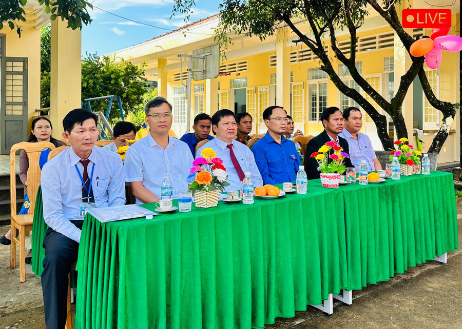 Phó Chủ tịch Thường trực HĐND tỉnh Trương Văn Đạt (thứ 3 từ trái sang) cùng các đại biểu dự lễ khai giảng tại Trường Tiểu học An Toàn. Ảnh: D.Đ 3-8370-8617.jpg