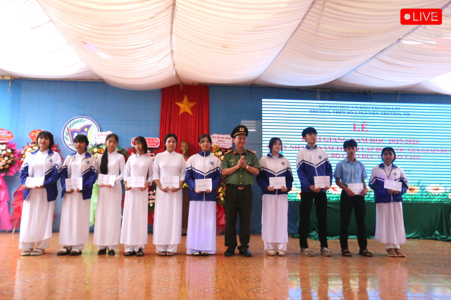 10 em học sinh nghèo vượt khó của Trường THPT số 2 Nguyễn Trường Tộ được nhận học bổng của tỉnh. Ảnh: Văn Ngọc 10-em-hoc-sinh-ngheo-vuot-kho-cua-truong-thpt-so-2-nguyen-truong-to-duoc-nhan-hoc-bong-cua-tinh-anh-van-ngoc.jpg