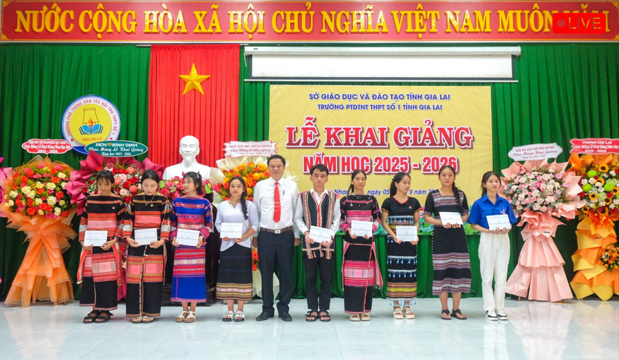 Đồng chí Trần Cang-Ủy viên Ban Thường vụ Tỉnh ủy, Giám đốc Sở Tài chính (thứ 5 từ trái sang) trao quà của tỉnh cho học sinh nghèo vượt khó. Ảnh: Ngọc Nhuận 5-7967.jpg