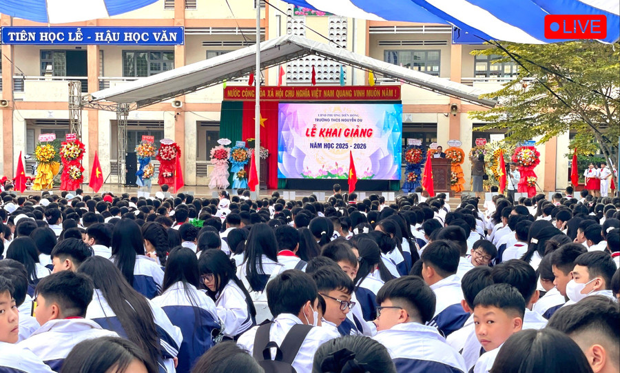 Toàn cảnh lễ khai giảng tại Trường THCS Nguyễn Du (phường Diên Hồng). Ảnh: Lam Nguyên 94a8366dd45d5f03064c.jpg