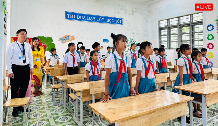 Thầy và trò Trường Tiểu học An Toàn dự lễ chào cờ trực tuyến qua sóng truyền hình VTV1. Ảnh: D.Đ 5-2295-3652.jpg