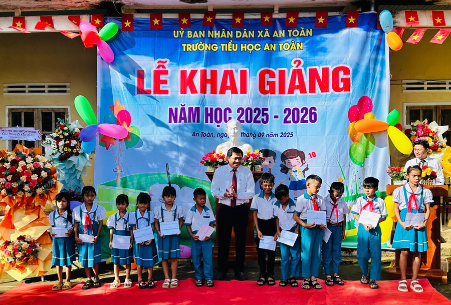 Phó Chủ tịch Thường trực HĐND tỉnh Trương Văn Đạt tặng quà cho các học sinh. Ảnh: D.Đ 4-537.jpg