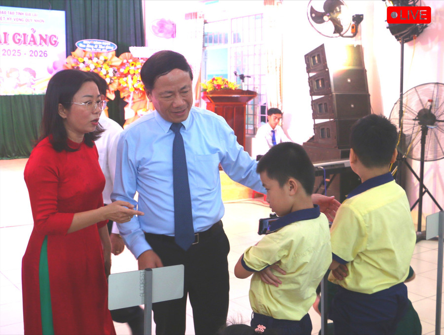 Phó Bí thư Tỉnh ủy, Chủ tịch UBND tỉnh Gia Lai Phạm Anh Tuấn dự lễ khai mạc năm học mới tại Trường Chuyên biệt Hy vọng Quy Nhơn. Ảnh: Quang Tấn pho-bi-thu-tinh-uy-chu-tich-ubnd-tinh-gia-lai-pham-anh-tuan-du-le-khai-mac-nam-hoc-moi-tai-truong-chuyen-biet-hy-vong-quy-nhon-quang-tan.jpg