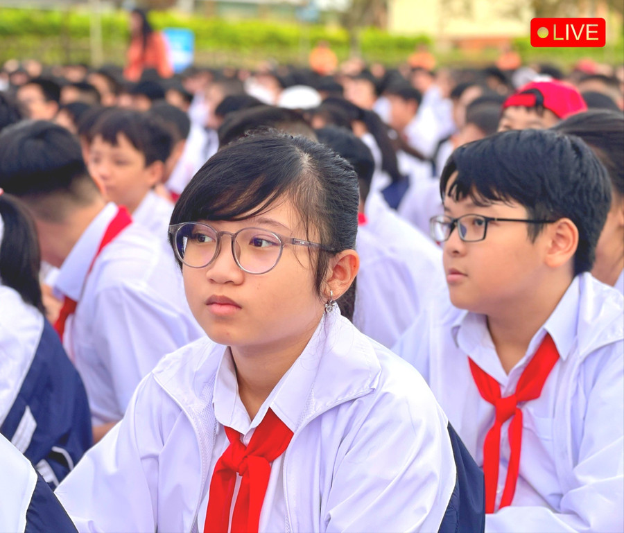 Năm học 2025-2026, Trường THCS Nguyễn Du (phường Diên Hồng) chào đón 572 học sinh lớp 6. Ảnh: Lam Nguyên ee07f680e2b269ec30a3.jpg