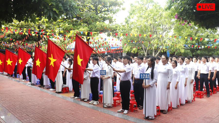 Học sinh Trường THPT Quy Nhơn đón chào năm học mới. Ảnh: Thu Hiền 1-1-3525.jpg