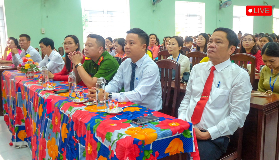 Đại biểu dự lễ khai giảng tại Trường PTDTNT THPT số 1 tỉnh Gia Lai. Ảnh: Ngọc Nhuận 3-7602.jpg