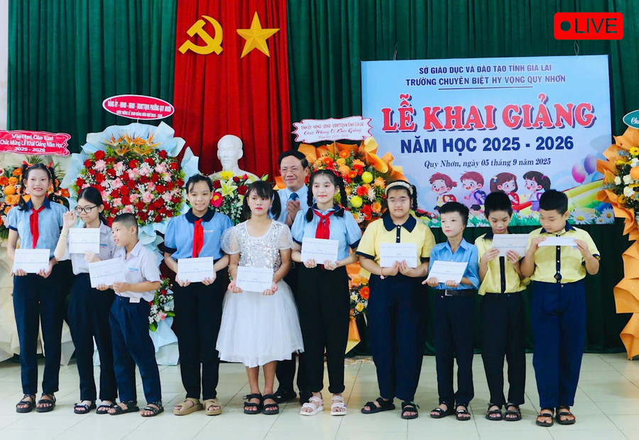 Chủ tịch UBND tỉnh Phạm Anh Tuấn trao học bổng cho 10 em học sinh có thành tích xuất sắc trong năm học 2024-2025. Ảnh: Quang Tấn z6978298893427-b4f26bea2606b59325f7891c7e9186b4-3930.jpg