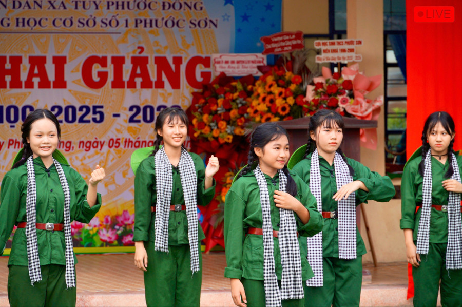 Các học sinh Trường THCS số 1 Phước Sơn trong một tiết mục văn nghệ chào đón năm học mới. Ảnh: Nguyễn Muội 59023f3b-98be-44f2-8840-7a791b43fd06-1-201-a-4421.jpg