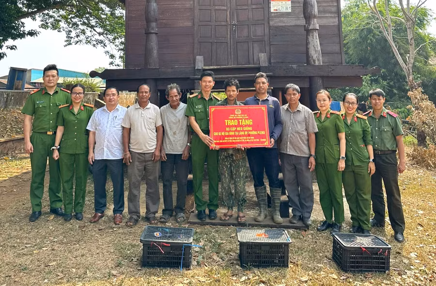 cong-an-phuong-pleiku-trao-tang-phuong-tien-sinh-ke-cho-3-ho-co-hoan-canh-kho-khan-o-lang-op.jpg