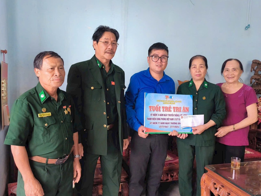 Chú trọng tuyên truyền các phong trào đền ơn đáp nghĩa, hoạt động “về nguồn”. Ảnh minh họa: M.T doan-vien-thanh-nien-phuong-yen-the-tham-tang-qua-cuu-thanh-nien-xung-phong-phung-thi-duyen-thu-2-tu-phai-sang-anh-dvcc.jpg