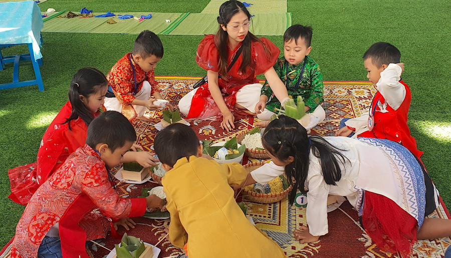 co-va-tro-truong-mam-non-hoa-phong-lan-phuong-hoa-lu-cung-trai-nghiem-goi-banh-chung-truyen-thong-anh-moc-tra.jpg