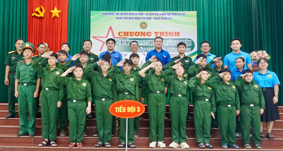 Thanh thiếu nhi sẵn sàng cho trải nghiệm đáng nhớ tại lễ xuất quân "Học kỳ trong quân đội". Ảnh: D.L 9.jpg