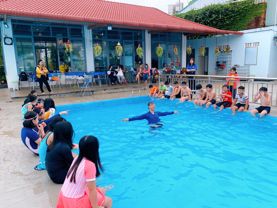 Việc ban hành chương trình và tài liệu hướng dẫn dạy bơi an toàn nhằm thống nhất về nội dung, giúp các địa phương, cơ sở giáo dục tổ chức thực hiện đồng bộ. Ảnh: M.T viec-ban-hanh-chuong-trinh-va-tai-lieu-huong-dan-day-boi-an-toan-nham-thong-nhat-ve-noi-dung-to-chuc-thuc-hien-dong-bo.jpg