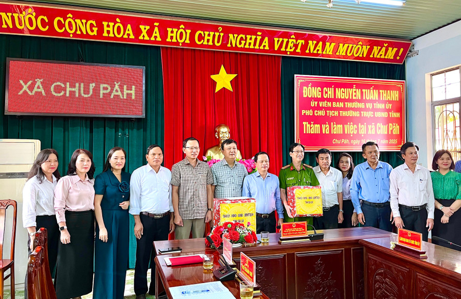អនុប្រធានអចិន្ត្រៃយ៍គណៈកម្មាធិការប្រជាជនខេត្ត លោក Nguyen Tuan Thanh ជូនអំណោយដល់គណៈកម្មាធិការបក្ស ក្រុមប្រឹក្សាប្រជាជន គណៈកម្មាធិការប្រជាជន និងគណៈកម្មាធិការរណសិរ្សមាតុភូមិវៀតណាមឃុំ Chu Pah។ រូបថត៖ ង៉ុកលួន anh-1-1-1910.jpg