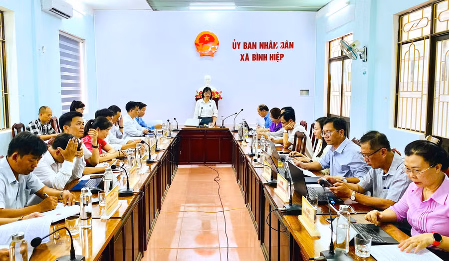 Quang cảnh làm việc tại xã Bình Hiệp. Ảnh: Nhật Trường