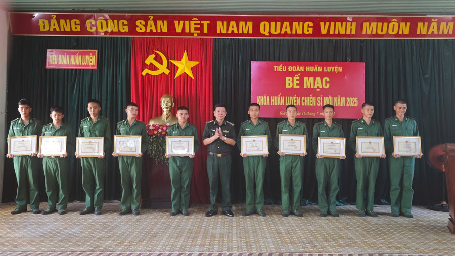 Lãnh đạo Ban Chỉ huy BĐBP tỉnh Gia Lai tặng giấy khen cho các cá nhân có thành tích xuất sắc trong khóa huấn luyện chiến sĩ mới năm 2025. Ảnh: Công Cường anh.jpg
