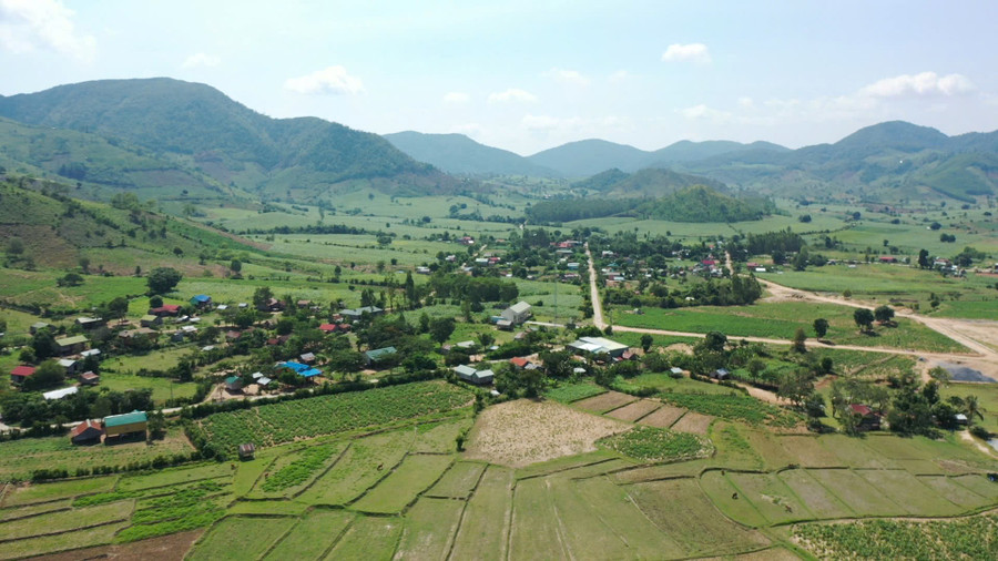 Toàn cảnh buôn Ama Giai nhìn từ trên cao. Ảnh: Đức Mạo Toàn cảnh buôn Ama Giai nhìn từ trên cao. Ảnh: Đức Mạo