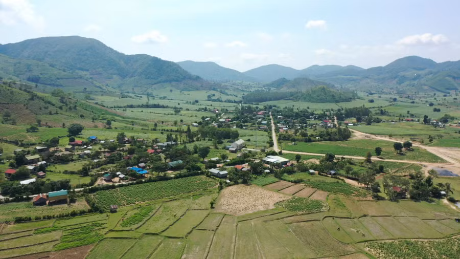 Toàn cảnh buôn Ama Giai nhìn từ trên cao. Ảnh: Đức Mạo