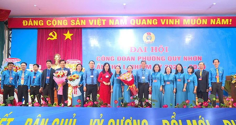 Ban Chấp hành Công đoàn phường Quy Nhơn khóa I ra mắt Đại hội. Ảnh: Hoàng Vũ ban-chap-hanh-cong-doan-phuong-quy-nhon-khoa-i-ra-mat-dai-hoi-anh-hoang-vu.jpg