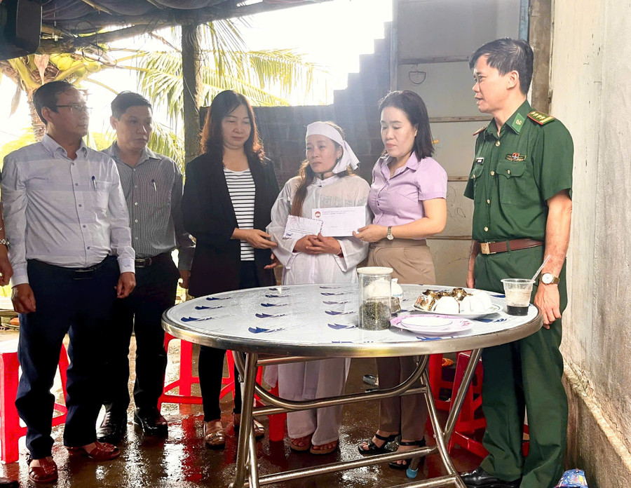 Các đơn vị trao tiền hỗ trợ cho gia đình chị Huỳnh Thị Tình (phường Hoài Nhơn Đông)-thân nhân thuyền viên mất tích. Ảnh: C.C cac-don-vi-trao-tien-ho-tro-cho-gia-dinh-chi-huynh-thi-tinh-o-phuong-hoai-nhon-dong.jpg
