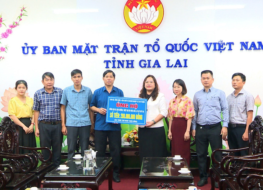 Thường trực Đảng ủy xã Tuy Phước trao 280 triệu đồng ủng hộ đồng bào vùng lũ cho Ủy ban MTTQ Việt Nam tỉnh Gia Lai. Ảnh: M.M xa-tuy-phuoc-ung-ho-280-trieu-dong-giup-dong-bao-vung-lu.jpg