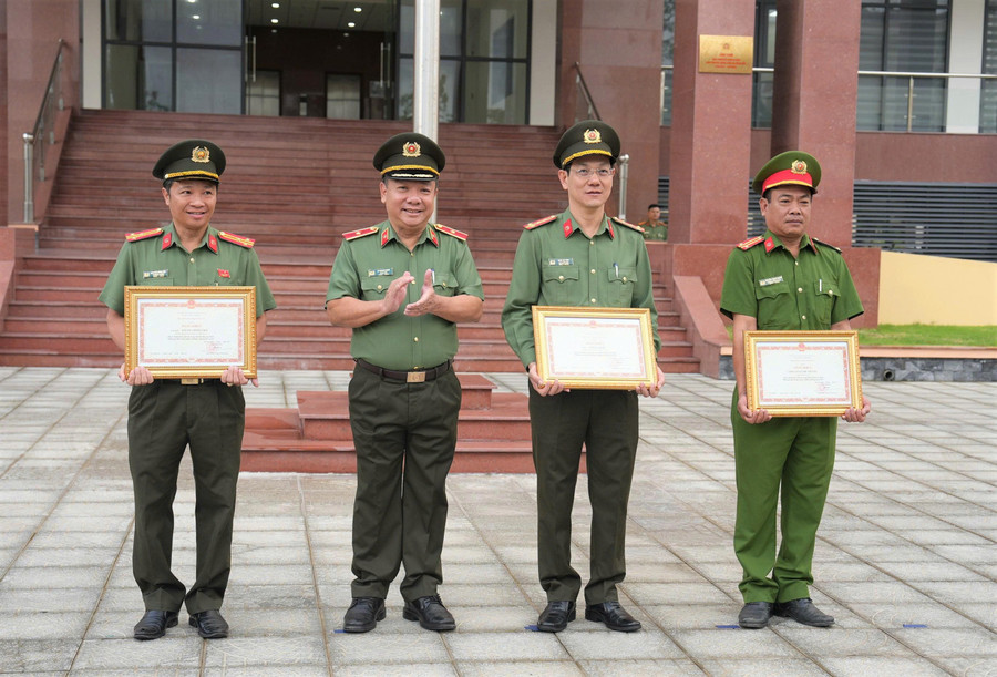 thua-uy-quyen-cua-bo-truong-bo-cong-an-thieu-tuong-le-quang-nhan-giam-doc-cong-an-tinh-trao-tang-bang-khen-cua-bo-truong-bo-cong-an-cho-cac-tap-the-ca-nhan-thuoc-cong-an-tinh.jpg
