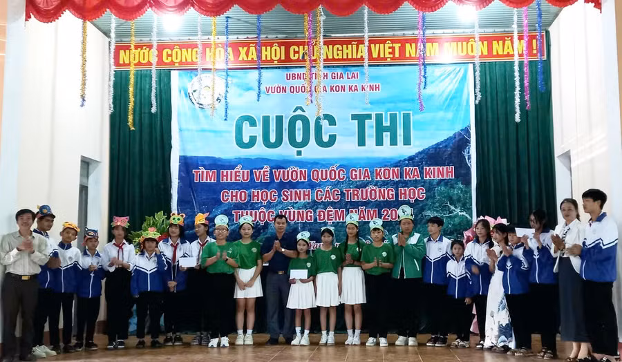 ban-to-chuc-trao-giai-nhat-nhi-ba-cho-cac-doi.jpg