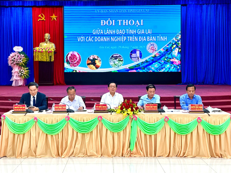 Các đồng chí lãnh đạo tỉnh chủ trì chương trình đối thoại. Ảnh: Hà Duy cac-dong-chi-lanh-dao-chu-tri-chuong-trinh-doi-thoai-anh-ha-duy.jpg