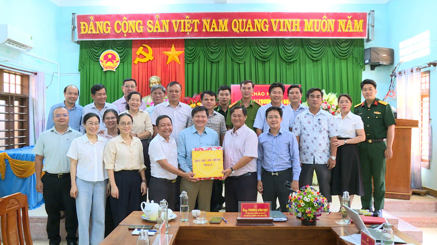 Phó Chủ tịch Thường trực HĐND tỉnh Trương Văn Đạt (hàng trước, thứ 3 từ phải sang) tặng quà cho cán bộ, Nhân dân xã đảo Nhơn Châu. Ảnh: Minh Hoàng anh-2-pct-thuong-truc-hdnd-tinh-tang-qua-can-bo-nhan-dan-xa-dao-nhon-chau.jpg