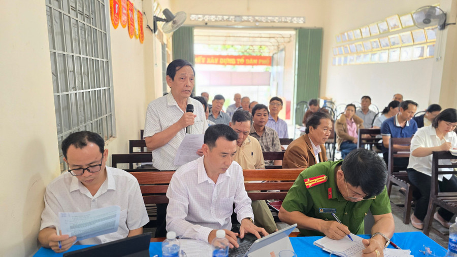 Đại diện các chi bộ báo cáo những vướng mắc, khó khăn tại khu dân cư. Ảnh: B.B cac-chi-bo-bao-cao-nhung-vuong-mac-kho-khan-tai-khu-dan-cu.jpg