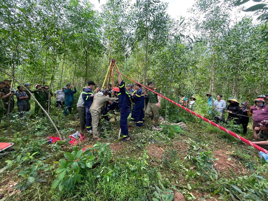 Các lực lượng phối hợp cứu người bị nạn lên khỏi miệng giếng. Ảnh: ĐVCC luc-luong-cong-an-cuu-nguoi-bi-nan.jpg