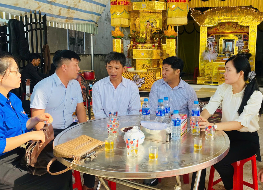 Lãnh đạo UBND xã Tuy Phước Bắc và các hội, đoàn thể xã đến thăm hỏi và chia buồn cùng gia đình nạn nhân. Ảnh: X.V lanh-dao-ubnd-xa-tuy-phuoc-bac-tham-hoi-va-chia-buon-cung-gia-dinh-nan-nhan.jpg