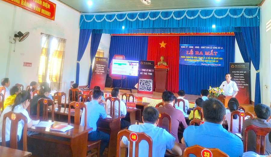 Quang cảnh lễ ra mắt Trang thông tin điện tử trợ lý AI về thủ tục hành chính xã Kông Bơ La. Ảnh: H.N xa-kong-bo-la-ra-mat-trang-thong-tin-dien-tu-tro-ly-ai-ve-thu-tuc-hanh-chinh.jpg