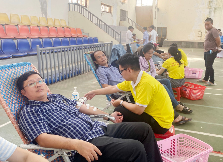Cán bộ, công chức tham gia hiến máu tình nguyện. Ảnh: V.T can-bo-cong-chuc-cac-tham-gia-hien-mau-tinh-nguyen.jpg