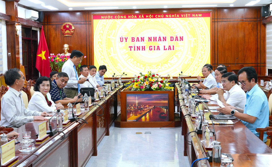 Quang cảnh buổi làm việc. Ảnh: N.H chu-tich-ubnd-tinh-gia-lai-pham-anh-tuan-tiep-va-lam-viec-voi-hiep-hoi-san-viet-nam.jpg