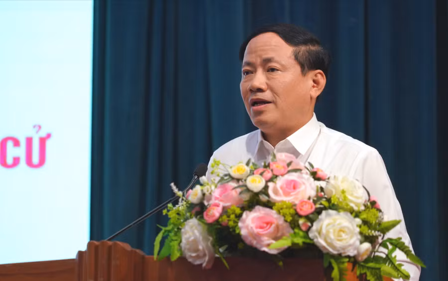 Chủ tịch UBND tỉnh Phạm Anh Tuấn thông tin kết quả thực hiện nhiệm vụ phát triển kinh tế - xã hội trên địa bàn tỉnh năm 2025; phương hướng, nhiệm vụ năm 2026 và giai đoạn 2026-2030 đến các đại biểu. Ảnh: N.H